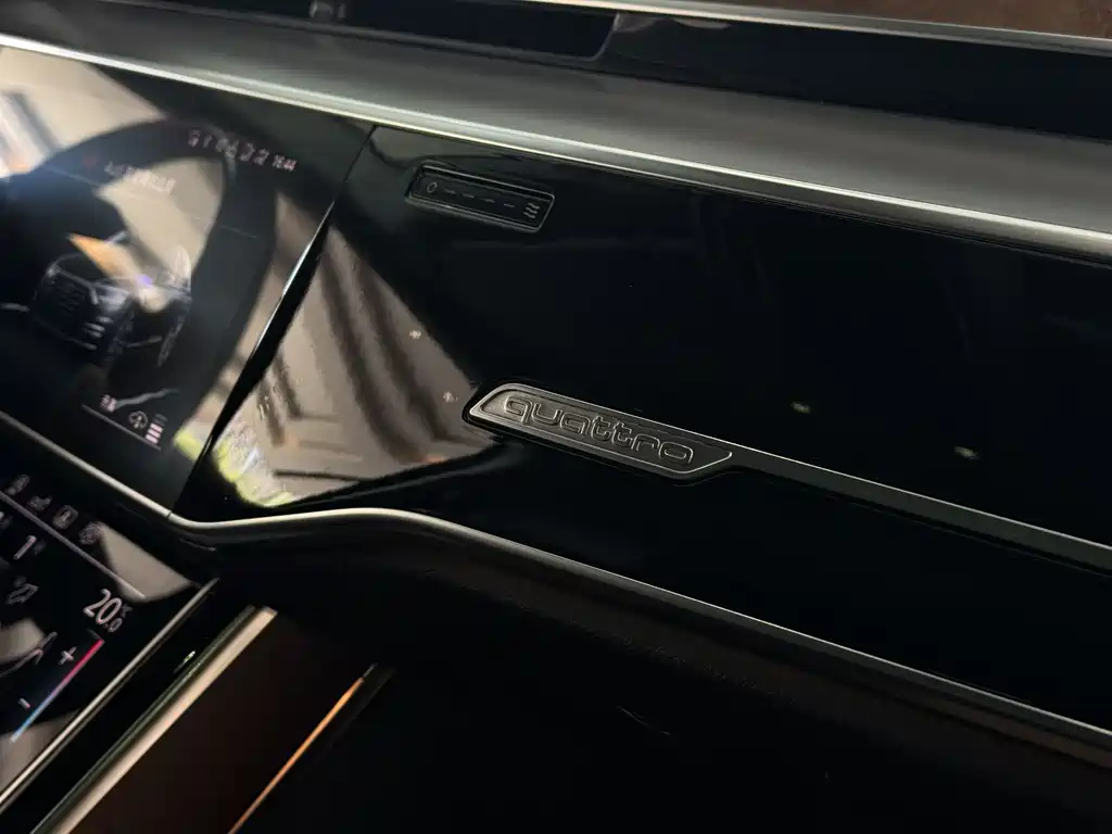 Audi A8 — фото 15