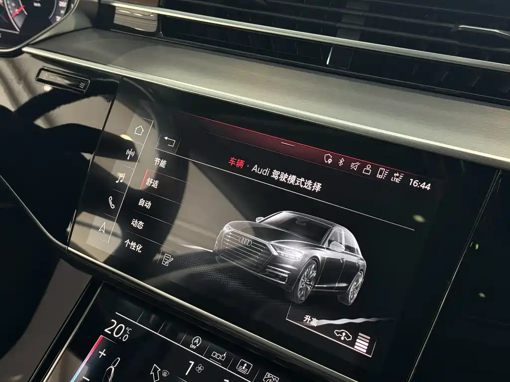 Audi A8 — фото 18