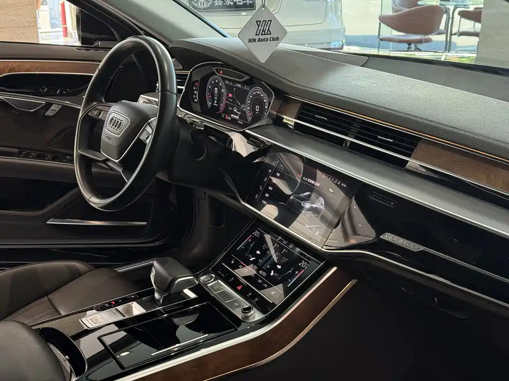 Audi A8 — фото 10