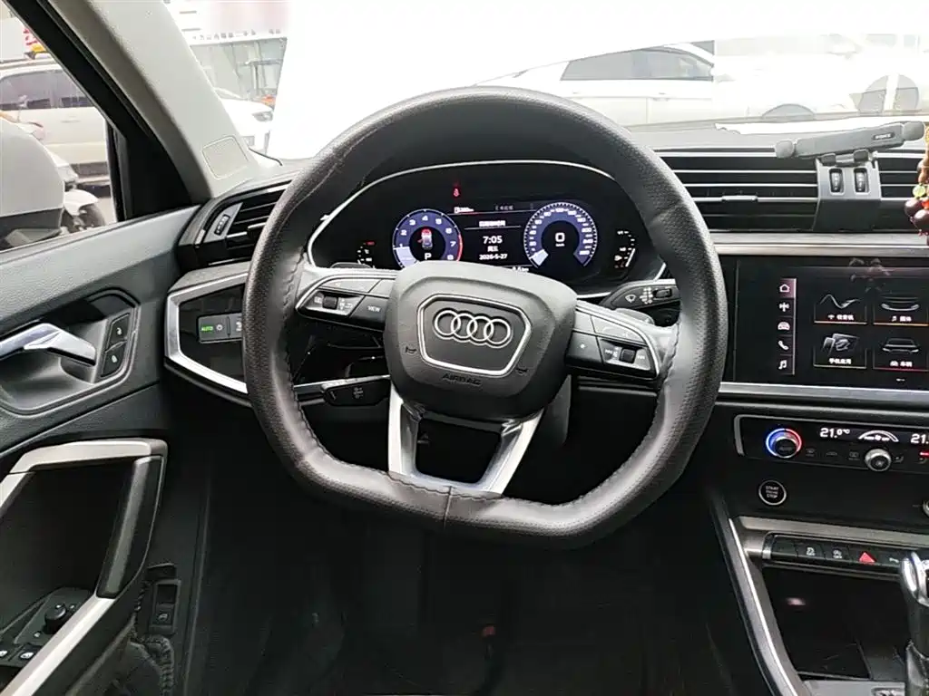 Audi Q3 — фото 11