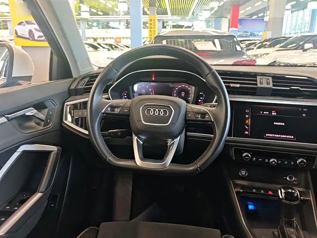 Audi Q3 — фото 11