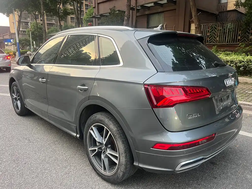 Audi Q5L — фото 10