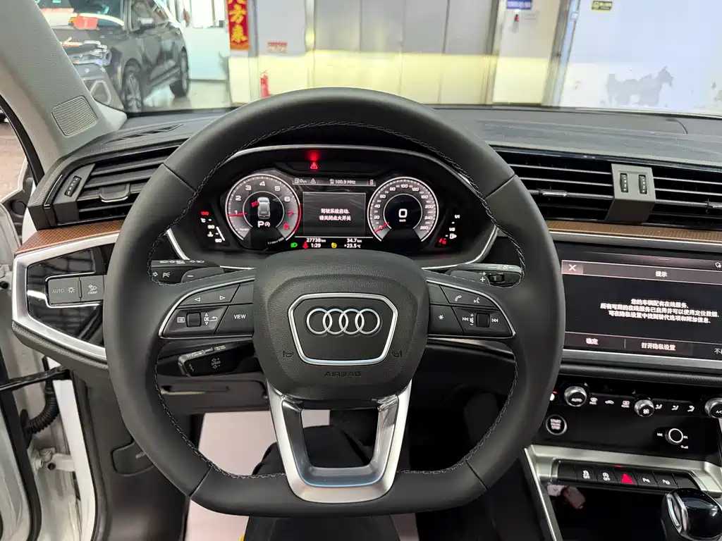 Audi Q3 — фото 10