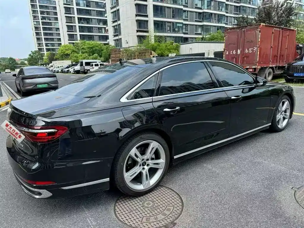 Audi A8 — фото 2