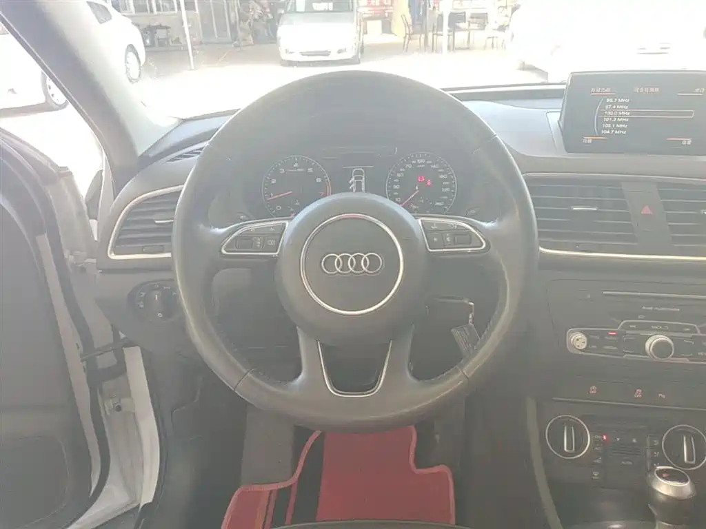 Audi Q3 — фото 11