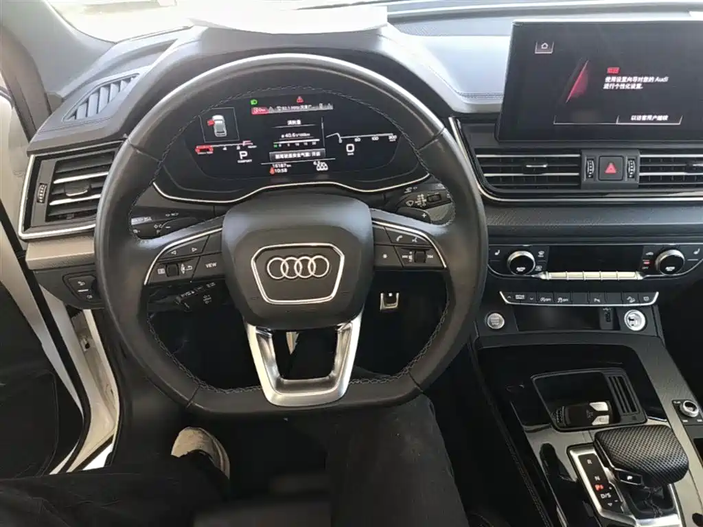 Audi Q5L — фото 10