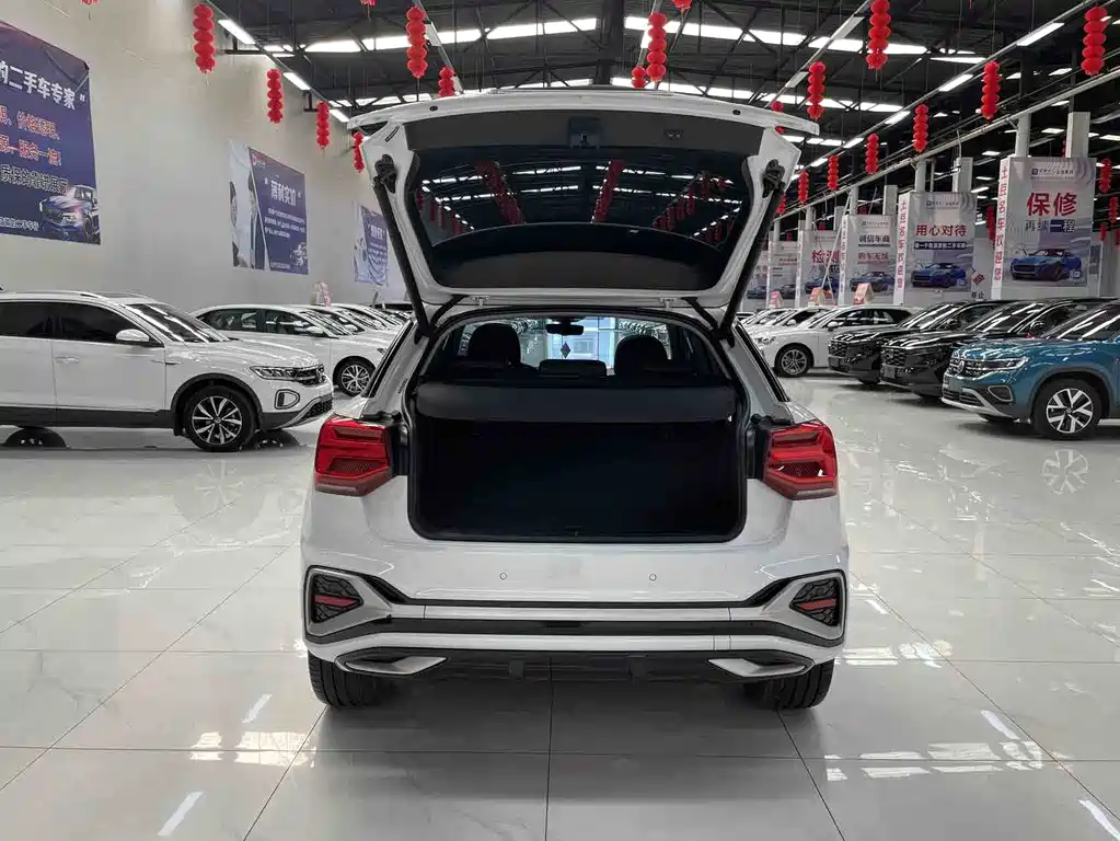 Audi Q2L — фото 15