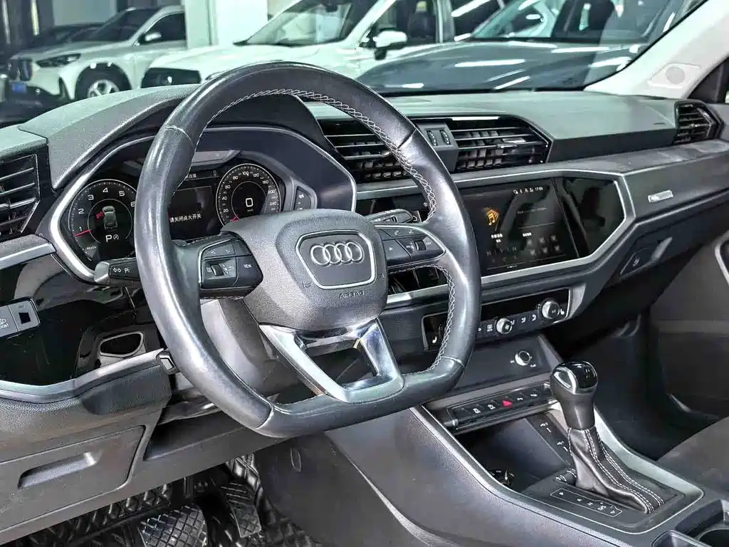 Audi Q3 — фото 11