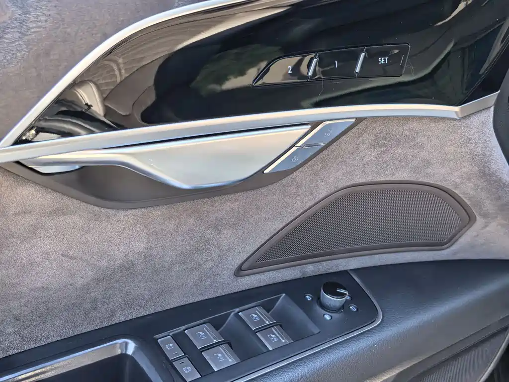 Audi A8 — фото 17