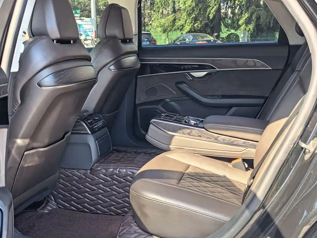 Audi A8 — фото 21