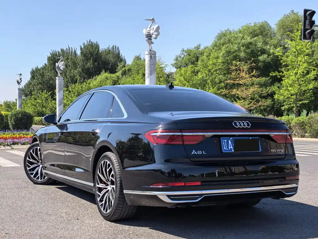 Audi A8 — фото 5