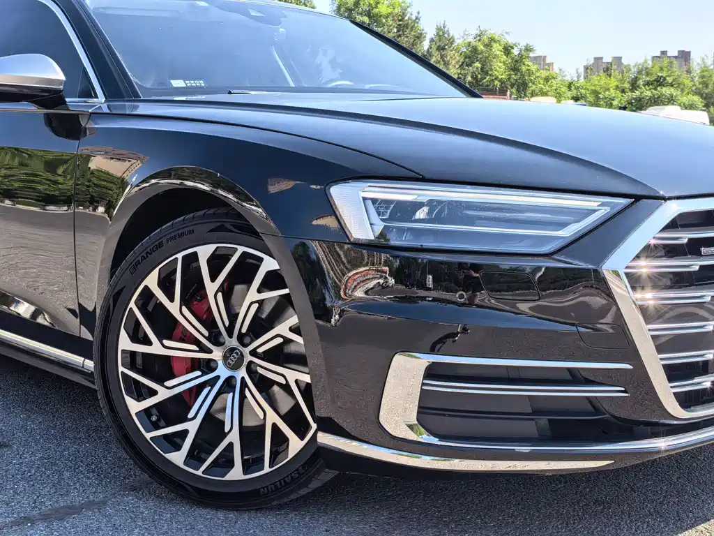Audi A8 — фото 8