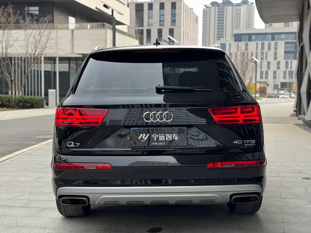Audi Q7 — фото 23