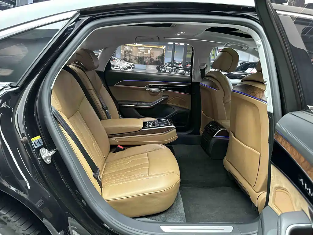 Audi A8 — фото 5