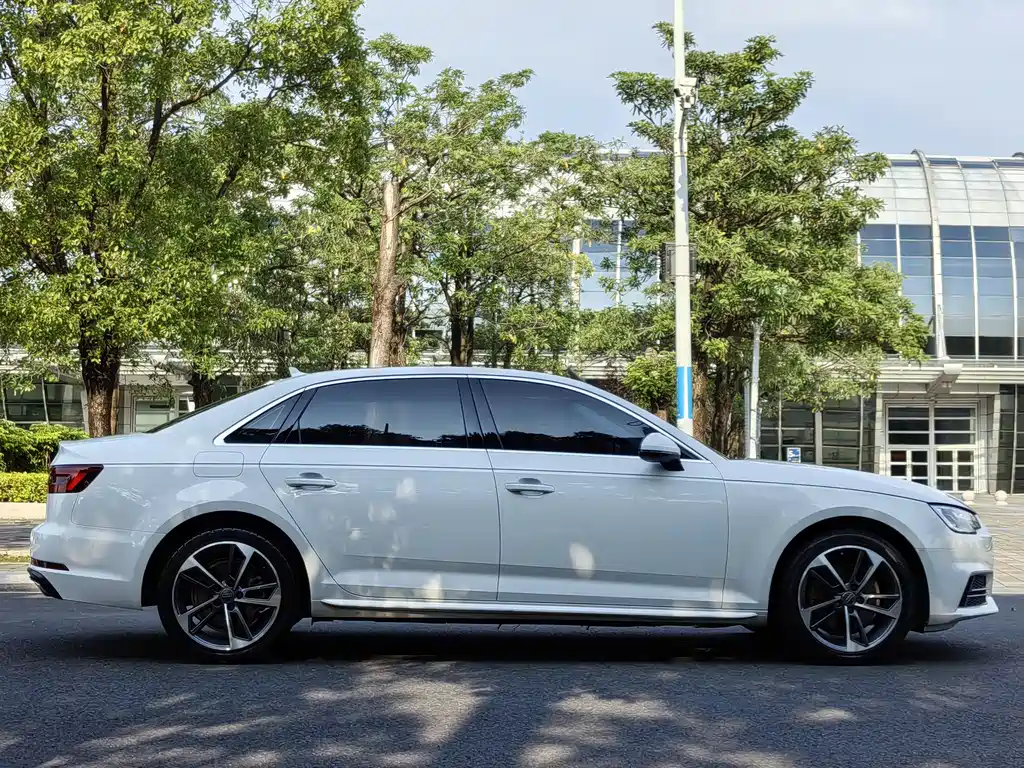 Audi A4L — фото 7