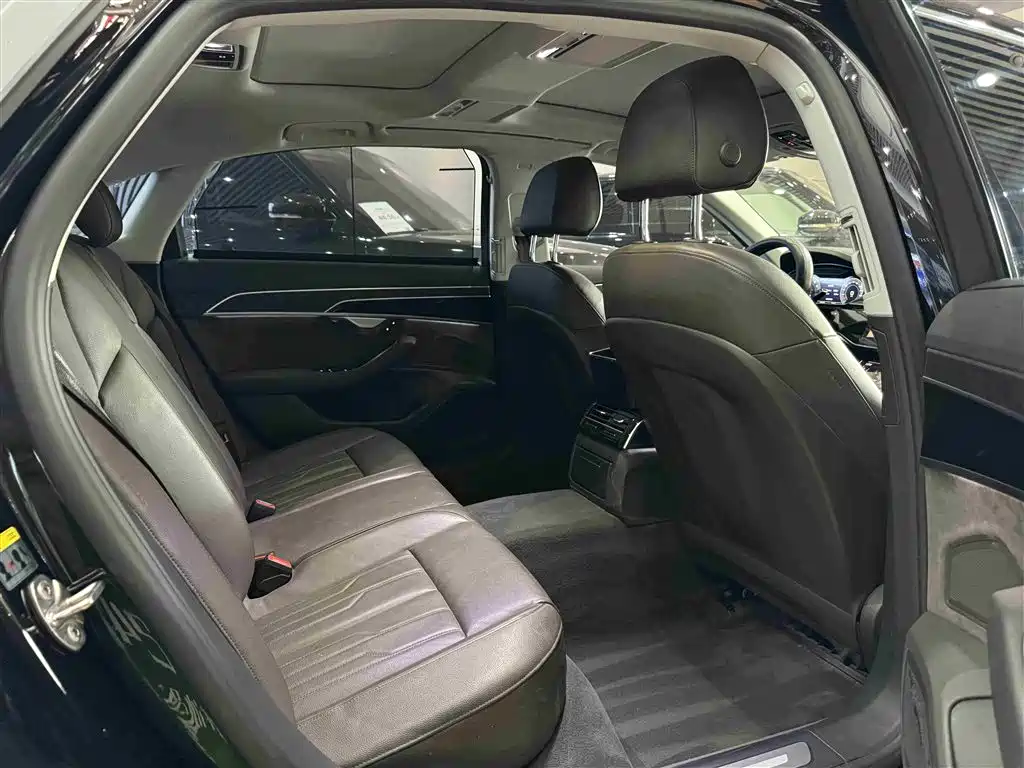 Audi A8 — фото 10