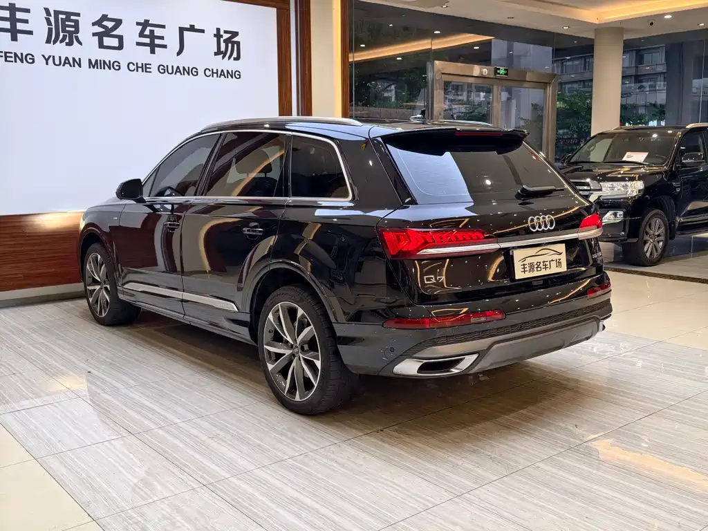 Audi Q7 — фото 29