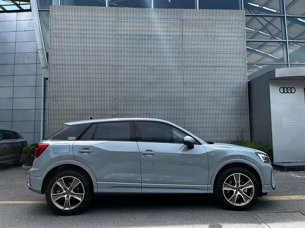 Audi Q2L — фото 4