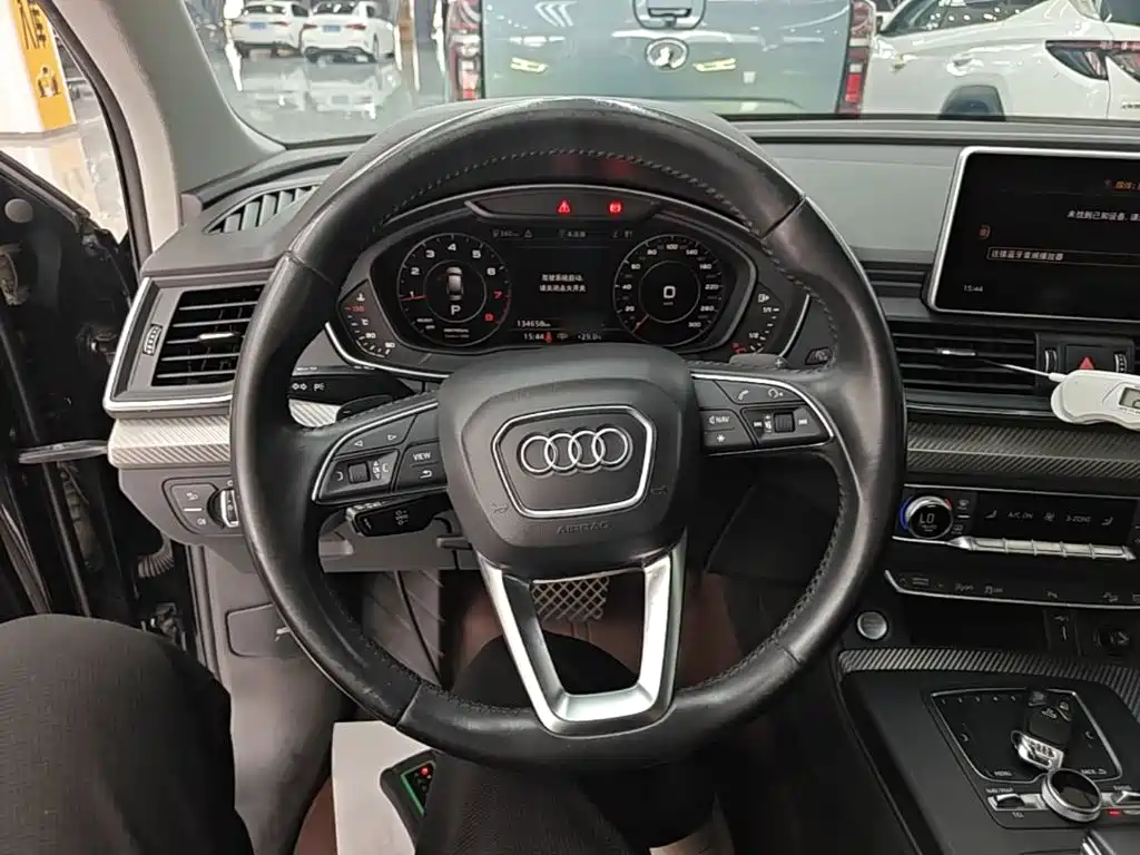 Audi Q5L — фото 11