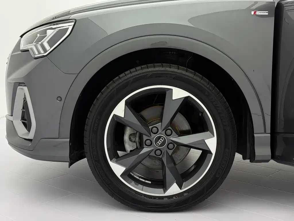 Audi Q3 — фото 18