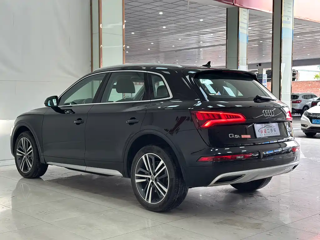 Audi Q5L — фото 16