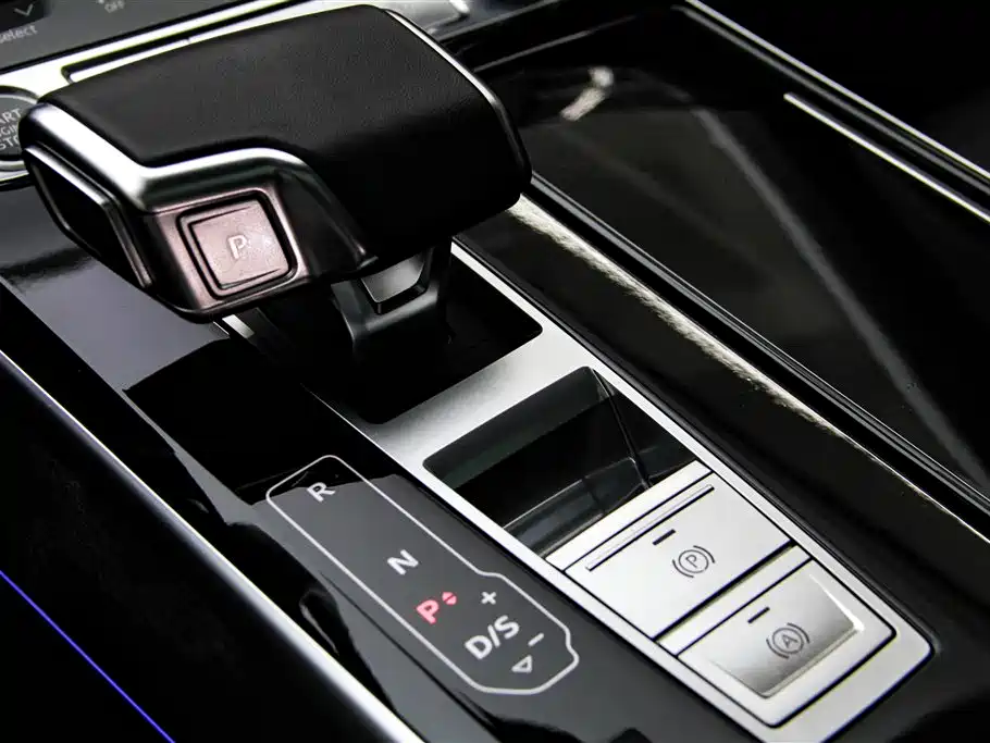 Audi A8 — фото 21