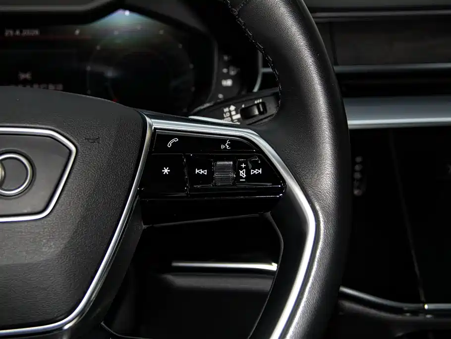 Audi A8 — фото 29