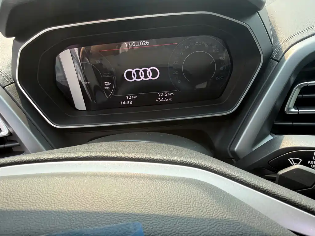 Audi Q4 e-tron — фото 8