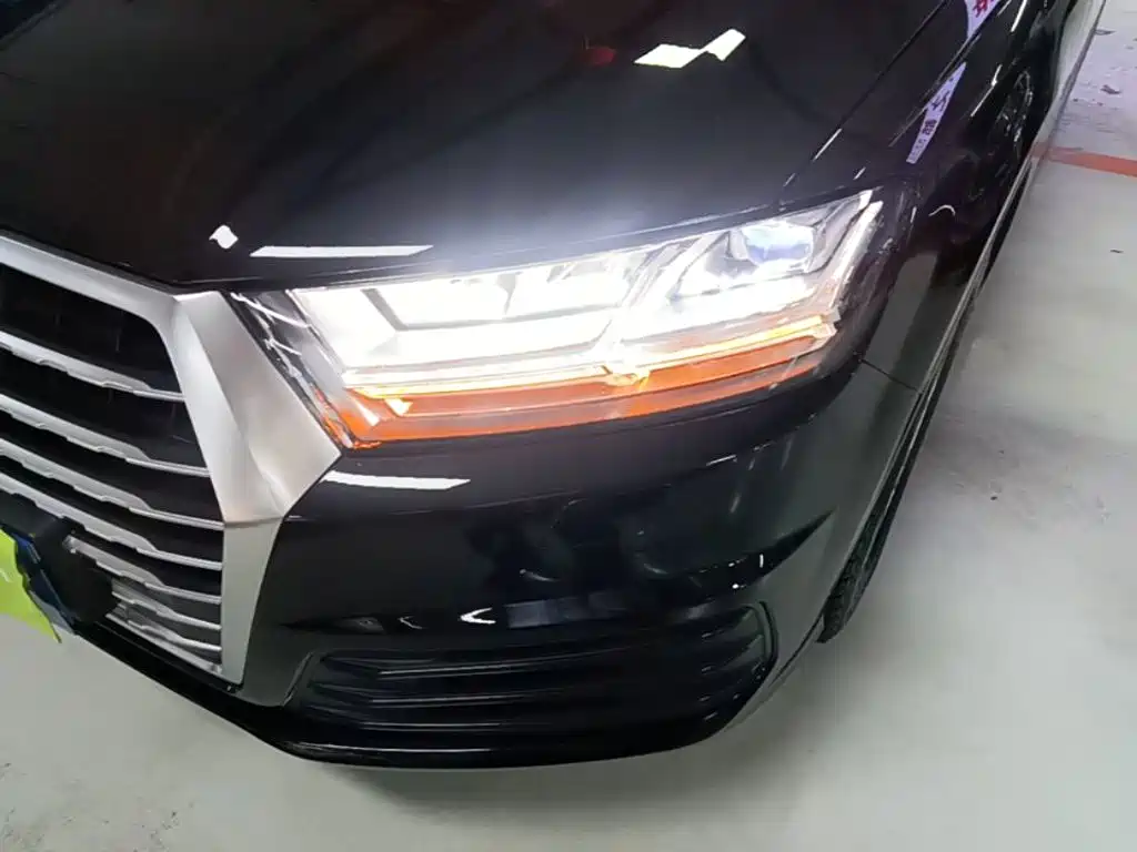 Audi Q7 — фото 24