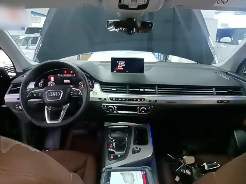 Audi Q7 — фото 10