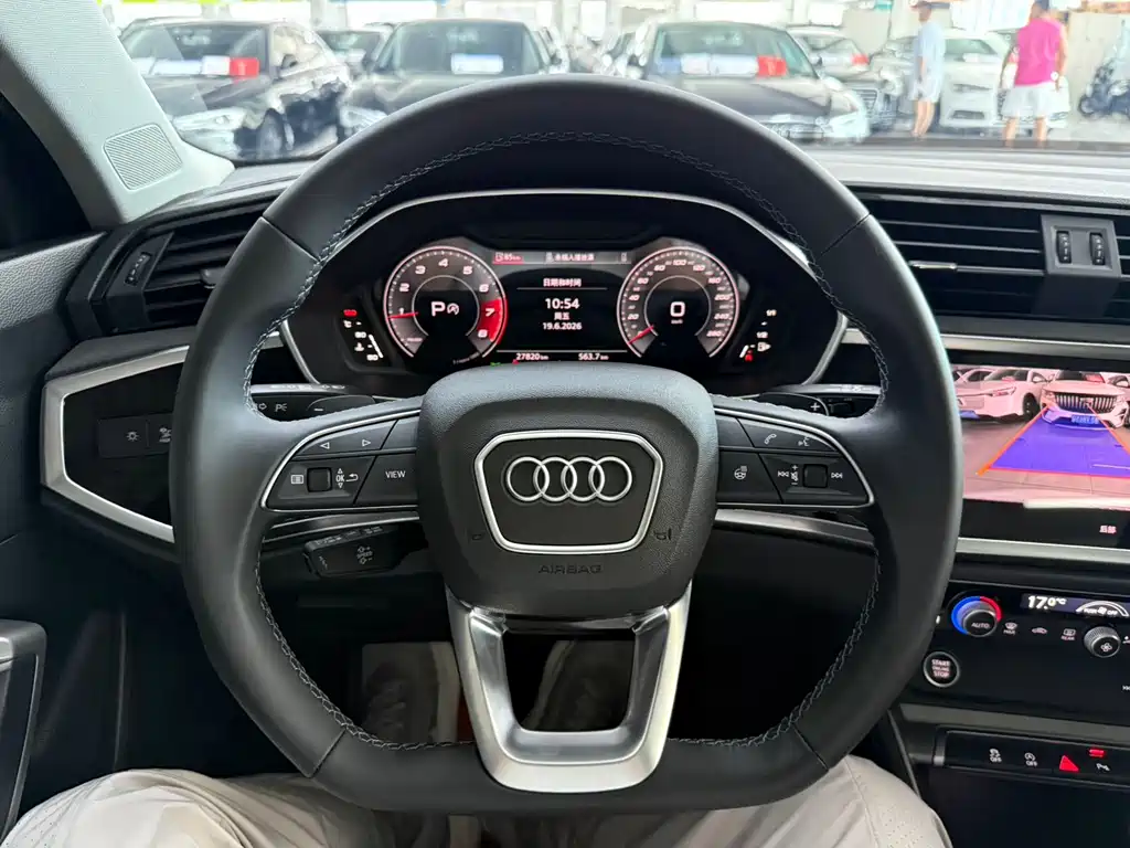 Audi Q3 — фото 14
