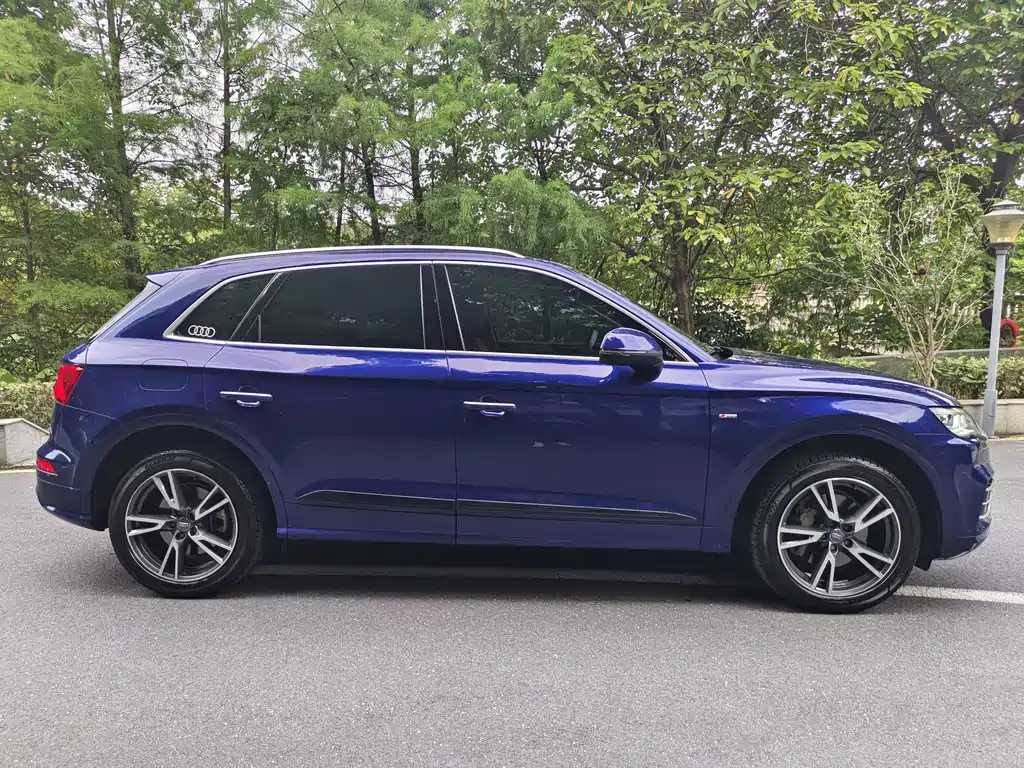 Audi Q5L — фото 8