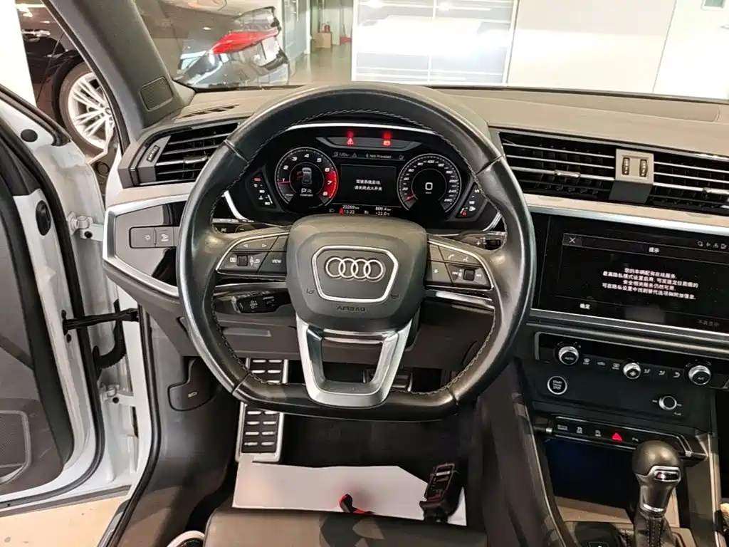 Audi Q3 — фото 11