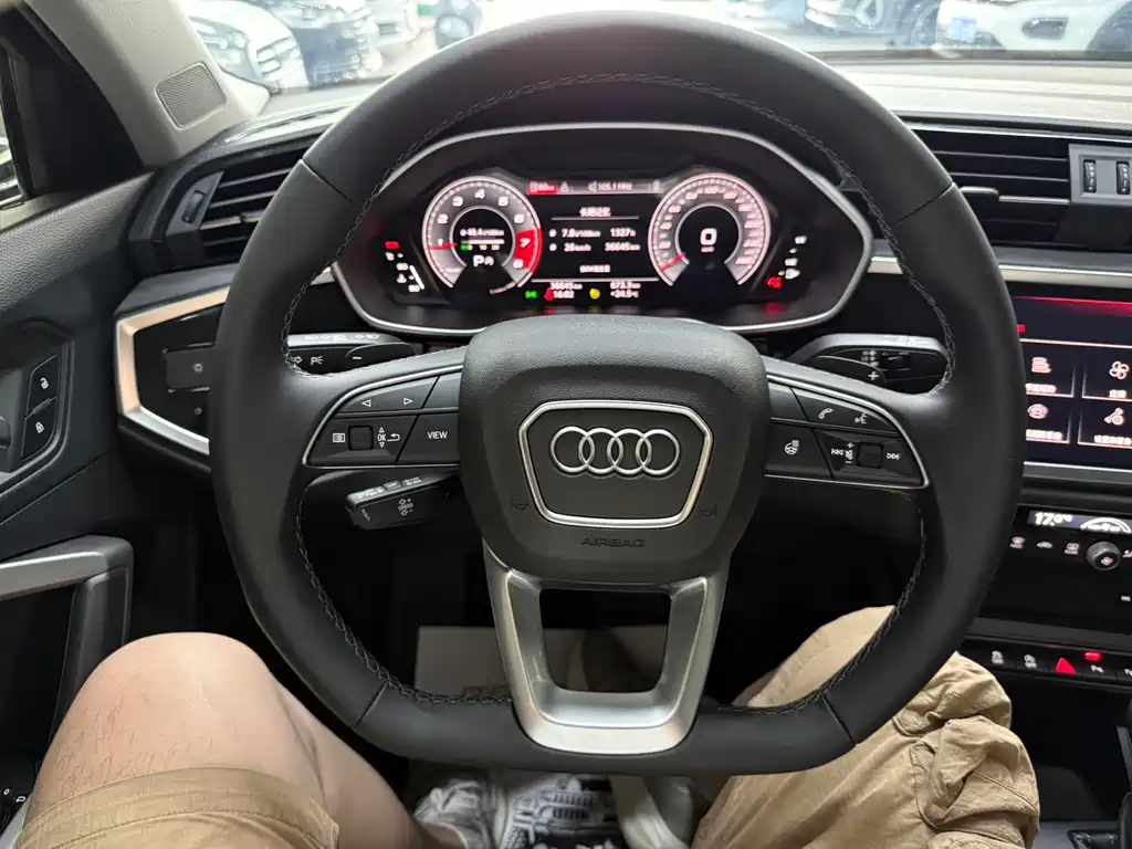 Audi Q3 — фото 14