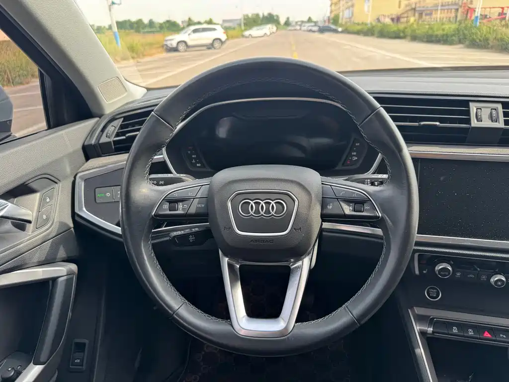 Audi Q3 — фото 14
