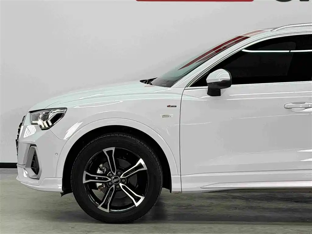 Audi Q3 — фото 11