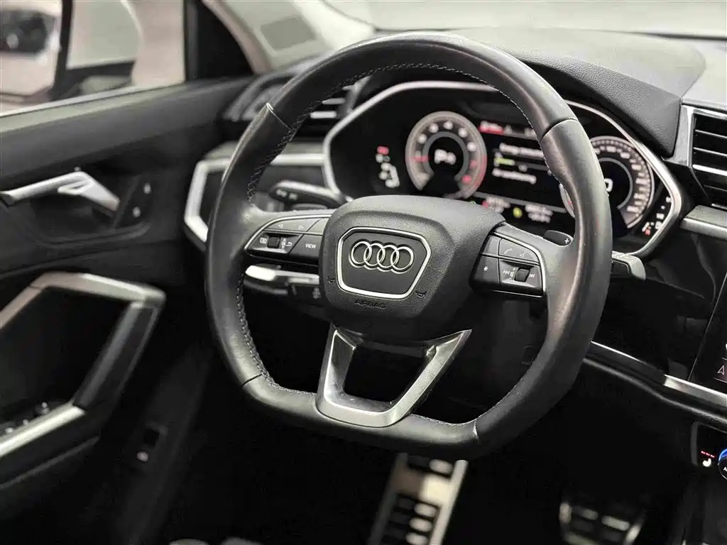 Audi Q3 — фото 14