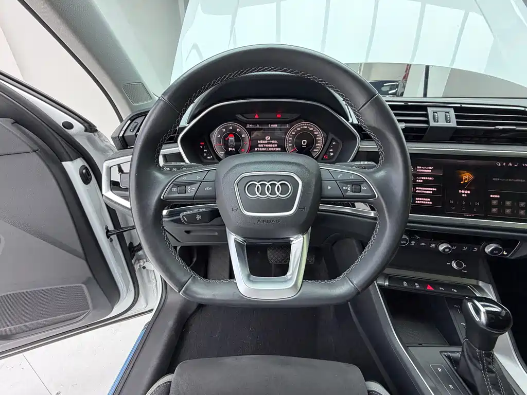 Audi Q3 — фото 10