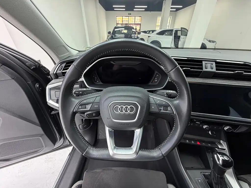 Audi Q3 — фото 10