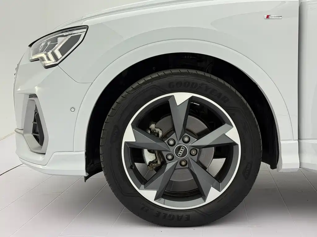Audi Q3 — фото 21