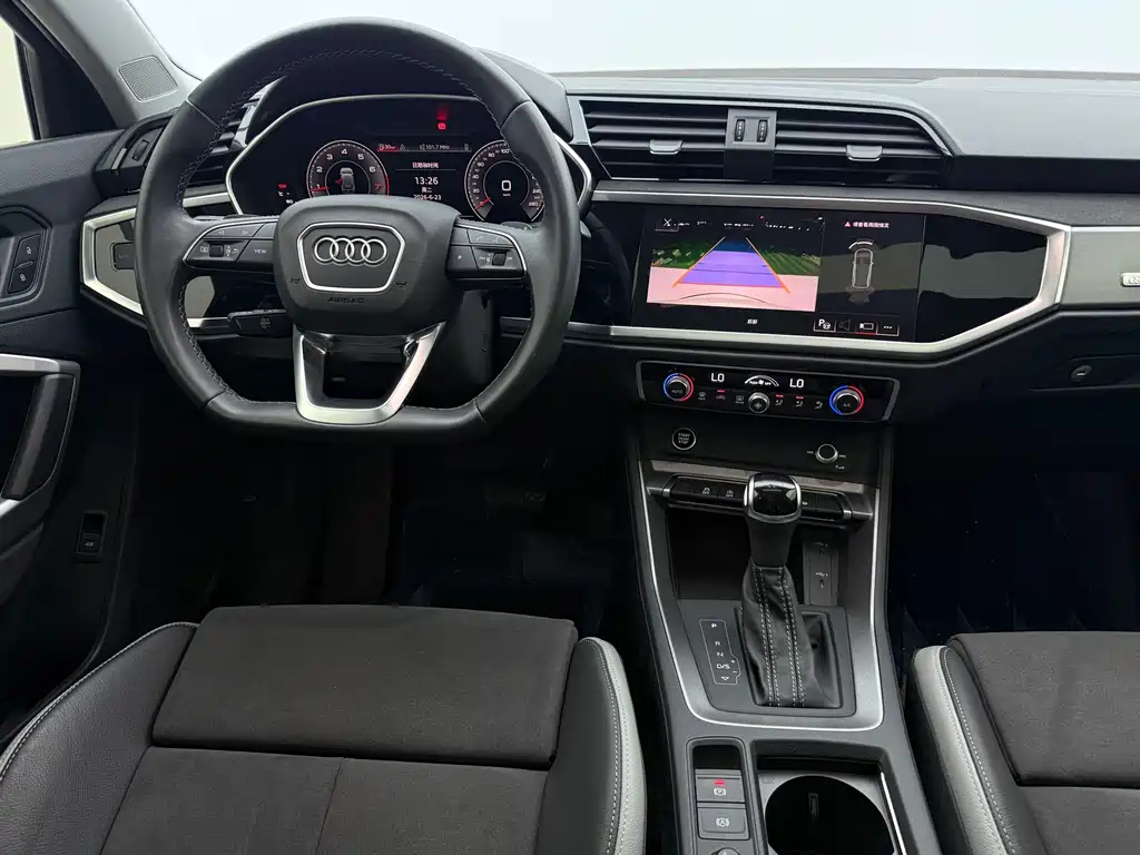 Audi Q3 — фото 10