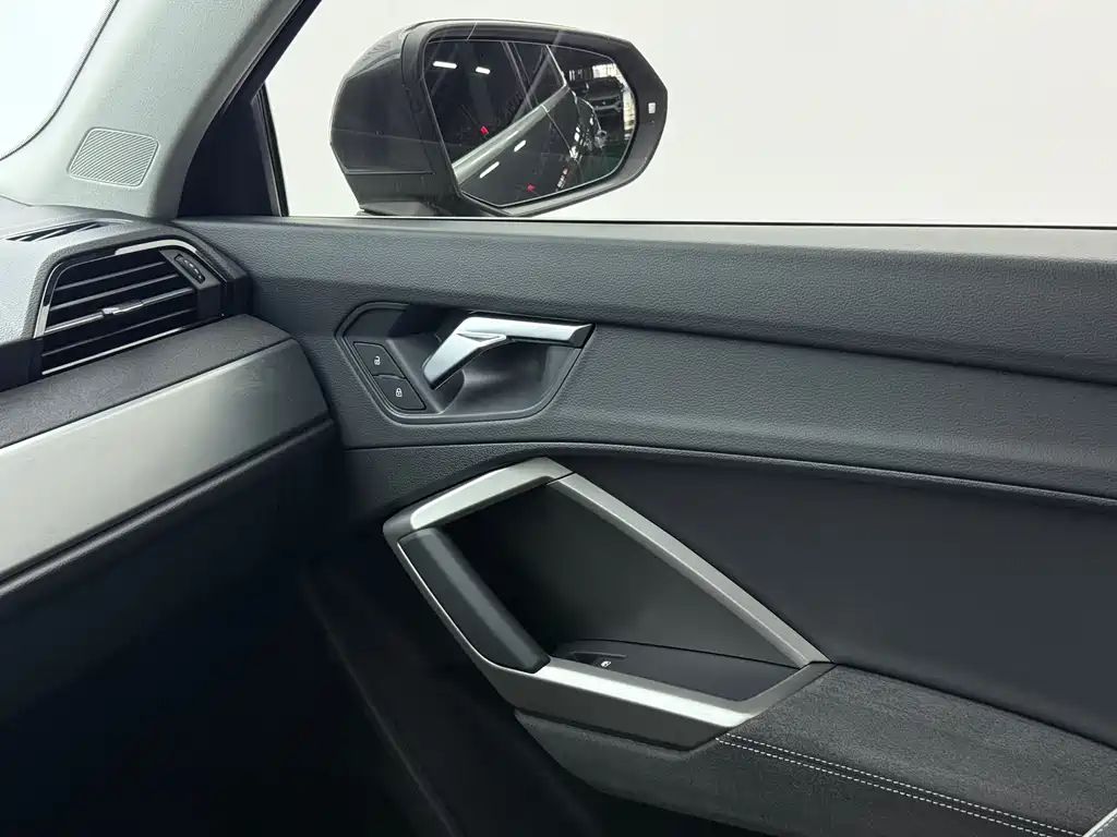 Audi Q3 — фото 10