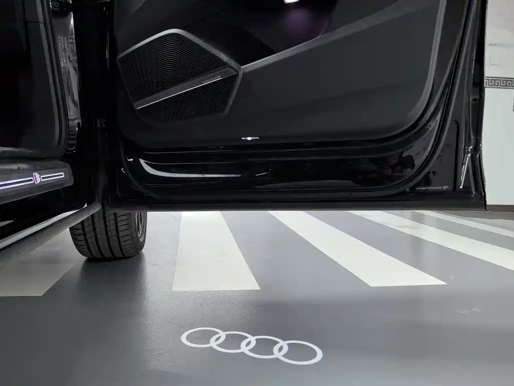 Audi Q5L — фото 20