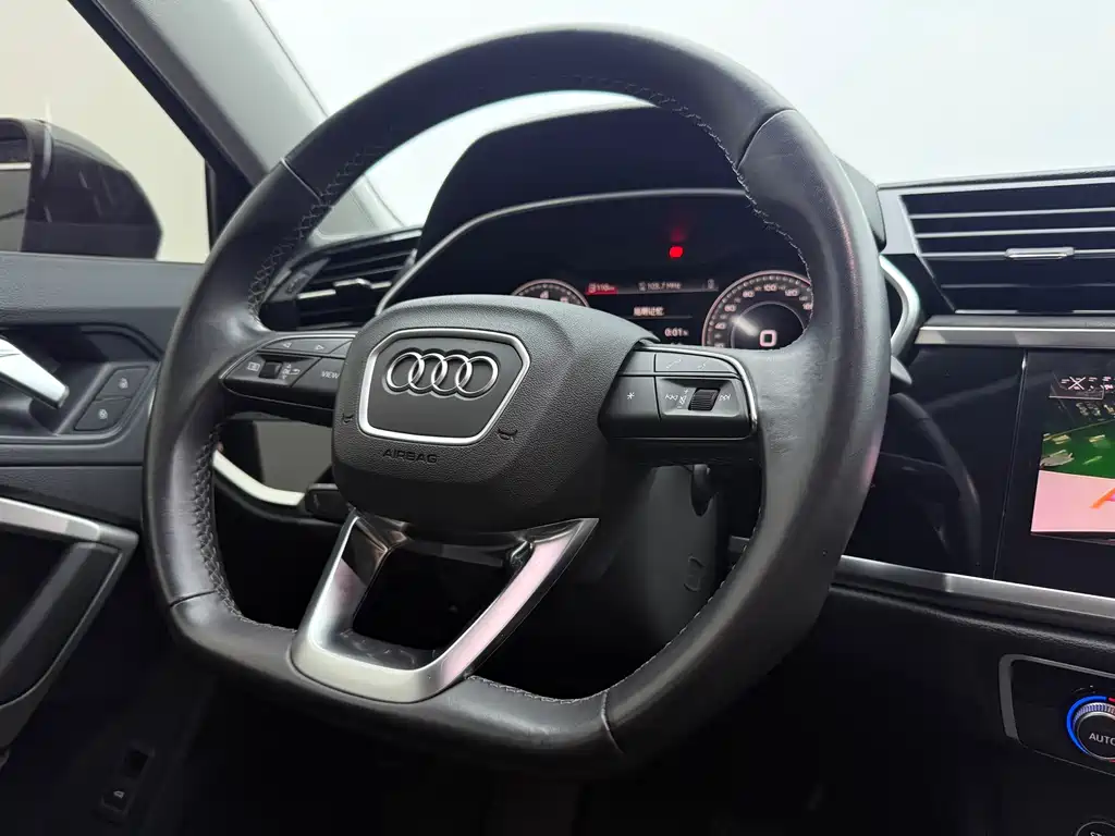 Audi Q3 — фото 11