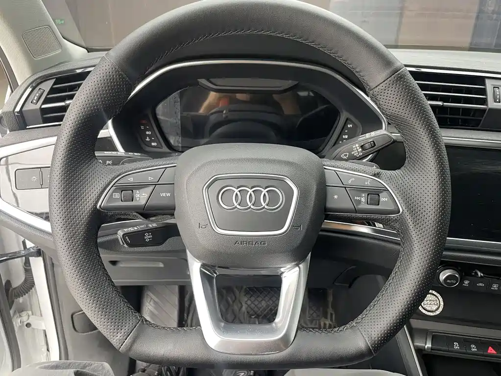 Audi Q3 — фото 18