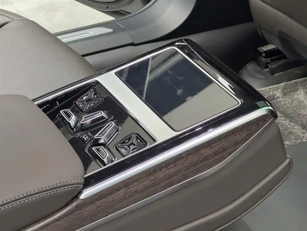 Audi A8 — фото 10