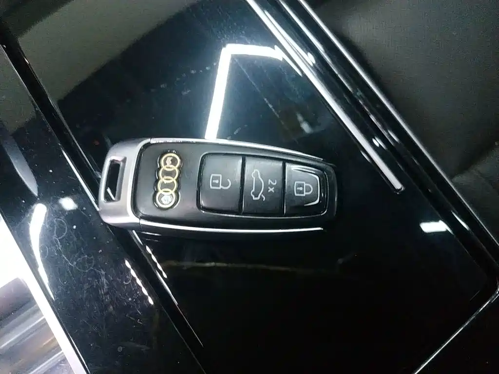 Audi A8 — фото 17