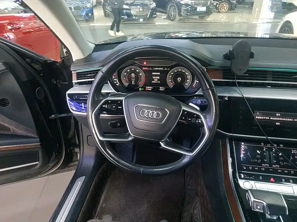 Audi A8 — фото 7