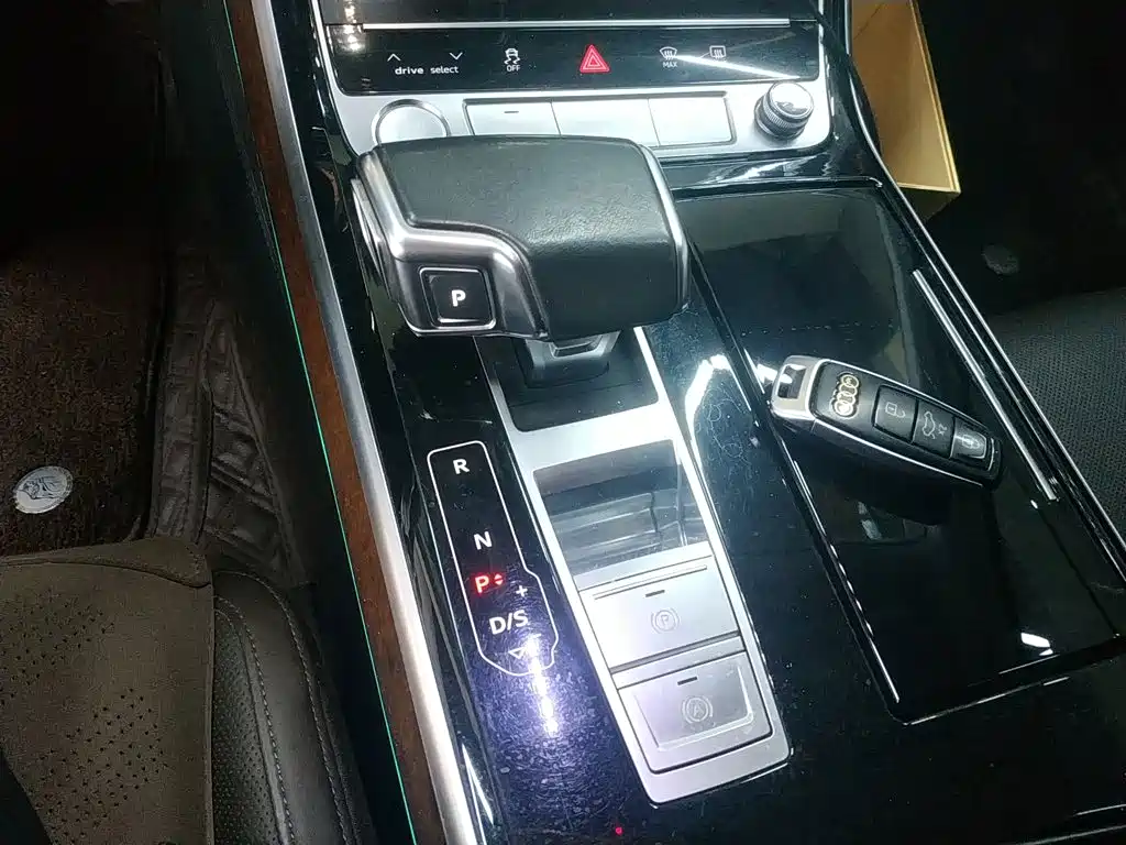 Audi A8 — фото 10