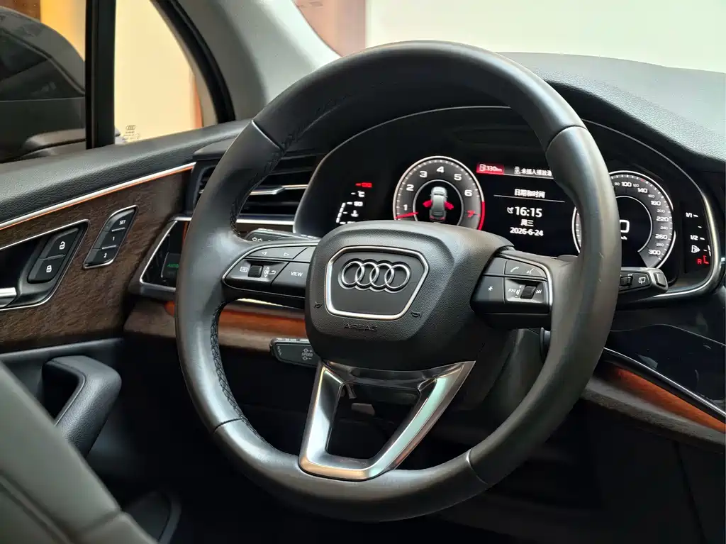 Audi Q7 — фото 22
